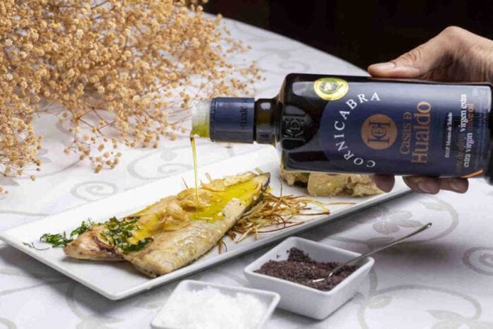 Oliwa Casas Hualdo - Cornicabra 500ml - kampania 2024/2025 - obrazek 2